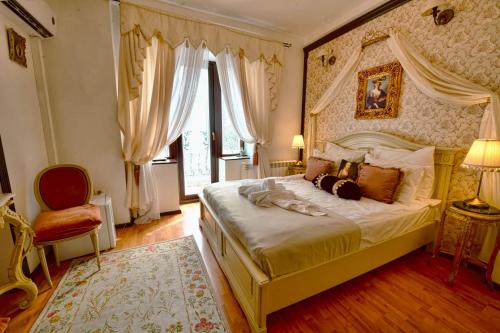 a bedroom with a large bed with a large window at Hotel Coroana Moldovei in Slănic-Moldova