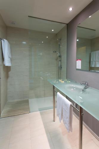 une salle de bain avec un lavabo et une douche dans l'établissement Hotel AG Express Elche, à Torrellano