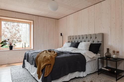 ein Schlafzimmer mit einem großen Bett und einem Fenster in der Unterkunft Circuitus in Växjö