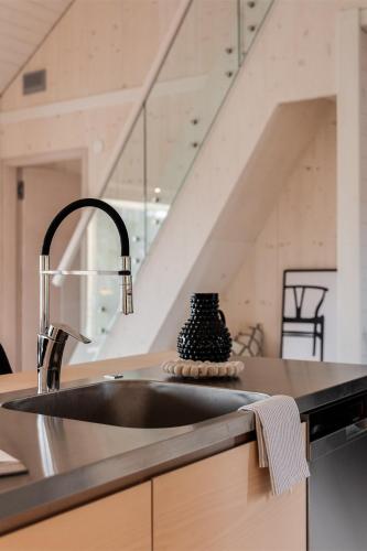 eine Küche mit Spüle und Treppe in der Unterkunft Circuitus in Växjö