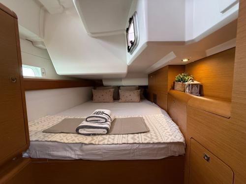a small bed in the middle of a boat at ΡΕΝΤ ΜΕ ΟΥΤ Σιμπα in Kavála
