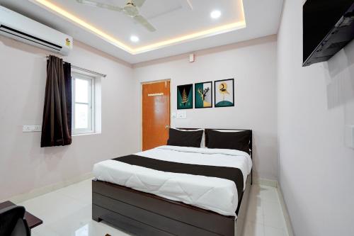 a bedroom with a large bed in a room at HOTEL O KMG GRAND in Bībīnagar