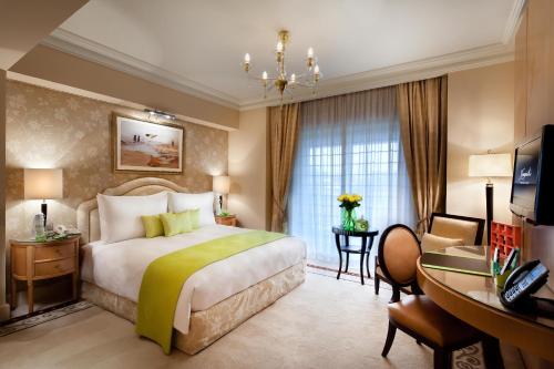 Una cama o camas en una habitación de Kempinski Nile Hotel, Cairo