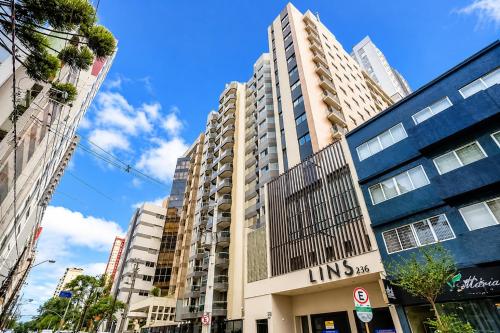 a tall building in the middle of a city at ＴＨＥ ＯＮＥ Studio! A Vɪʙᴇ Pᴇʀғᴇɪᴛᴀ ɴᴏ Lɪɴs C/Ar Cond in Curitiba