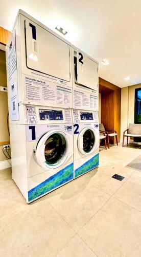 a washer and dryer in a room at ＴＨＥ ＯＮＥ Studio! A Vɪʙᴇ Pᴇʀғᴇɪᴛᴀ ɴᴏ Lɪɴs C/Ar Cond in Curitiba