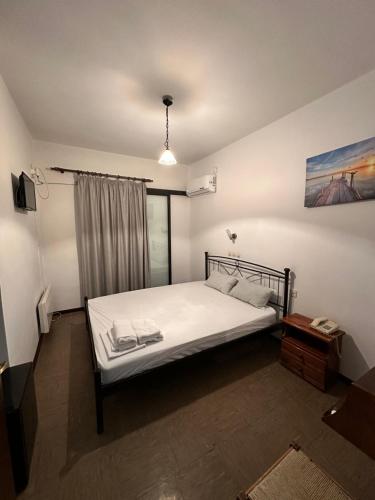 a bedroom with a bed in a room at Hotel TSAPARAS in Alíartos