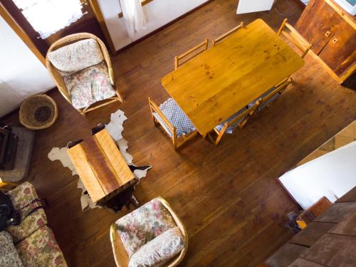 an overhead view of a living room with a table and chairs at Cabañas El Nuevo Cimarrón in Puerto Varas