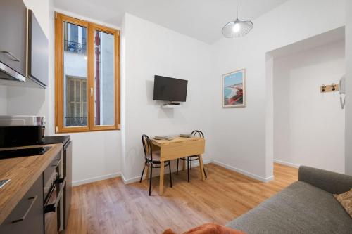 Charming 2 rooms, sleeps 4 Nice center