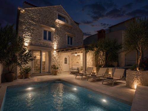 Villa Royal Stone-1min walk to the Beach