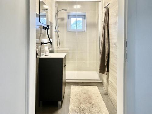 ein Badezimmer mit Dusche, Waschbecken und Toilette in der Unterkunft Franziska in Schwoich