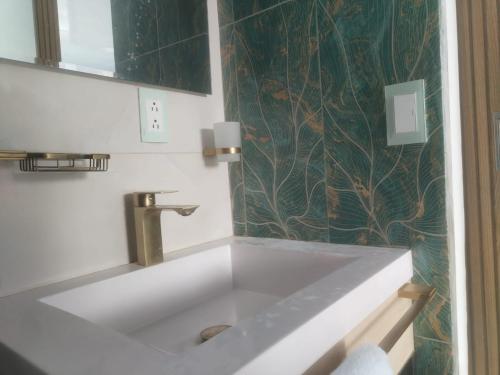 a bathroom with a sink and a mirror at Villas Entre Lagos in Lebrija
