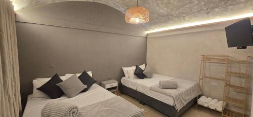 a room with two beds and a tv in it at Agena Cabrero in Cartagena de Indias