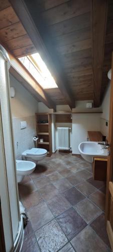 a large bathroom with three sinks at Affittacamere I Picchi in Gressan