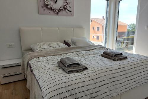 Family-friendly apartments with swimming pool Milovcici, Krk - 25984