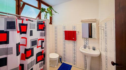 a bathroom with a toilet and a sink at Casa Smile in Teresópolis