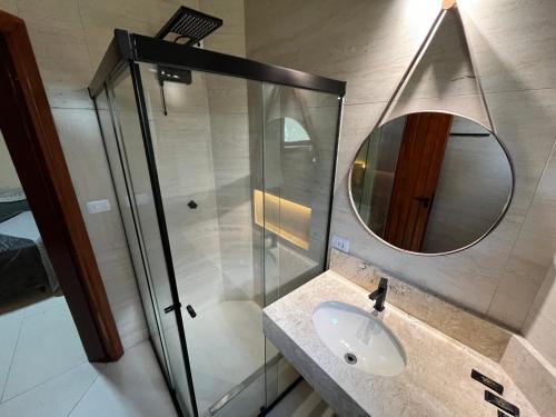 a bathroom with a sink and a mirror at Hotel Catavento in Cristalina