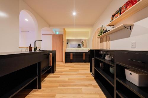 佑 一棟貸切 和と現代アートが融合した大きな一軒家 寝室5部屋