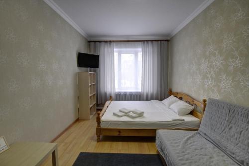 シチョルコヴォにあるЩёлковские квартиры - Циолковского 7の小さなベッドルーム(ベッド1台、窓付)