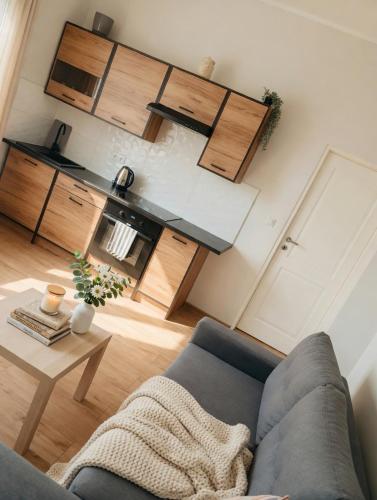 a living room with a couch and a table and a kitchen at DalkoskaStreet in Gniezno