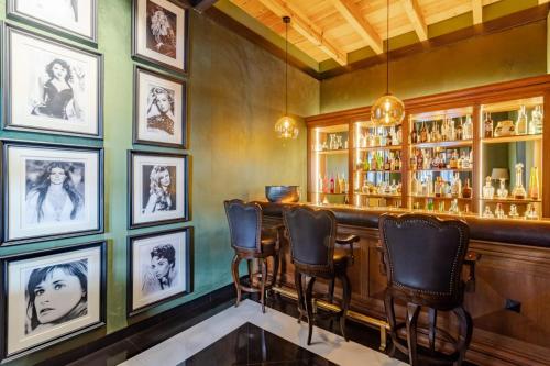 eine Bar mit vielen Bildern an der Wand in der Unterkunft Antiguo Molino de San Jerónimo in Mexiko-Stadt