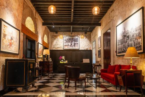 ein Wohnzimmer mit einem roten Sofa und einem Tisch in der Unterkunft Antiguo Molino de San Jerónimo in Mexiko-Stadt