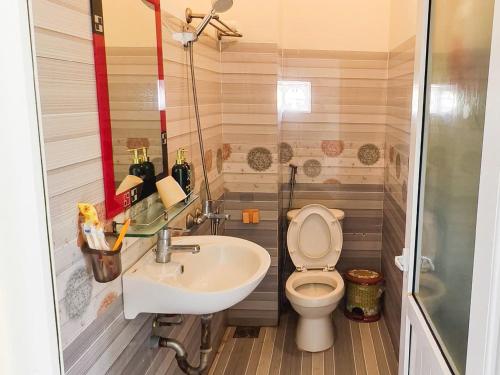 a small bathroom with a toilet and a sink at Khách Sạn Hiệp Sĩ Lý Sơn in Ly Son