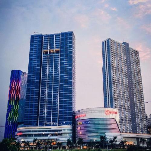 un gruppo di edifici alti in una città di Bima Hotel a Surabaya