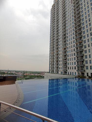 un grande condominio con una grande piscina di Bima Hotel a Surabaya
