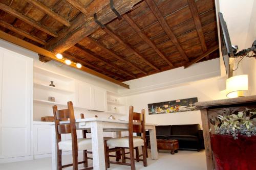 kuchnia i jadalnia ze stołem i krzesłami w obiekcie LHP Suite Roma Trastevere w Rzymie