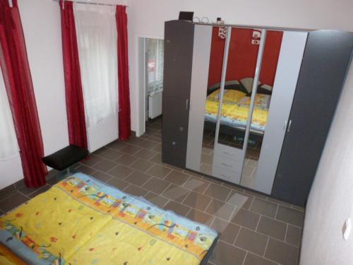 Zimmer mit 2 Etagenbetten und einem Spiegel in der Unterkunft Ferienwohnung Pretz in Braubach