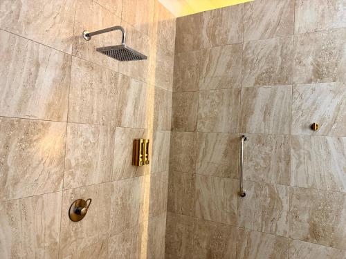 a shower with a shower head in a bathroom at Mansionality Group in Tlalpujahua de Rayón