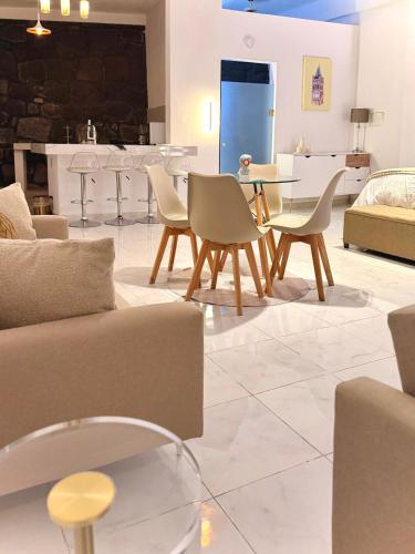 a living room with a couch and a table and chairs at Mansionality Group in Tlalpujahua de Rayón