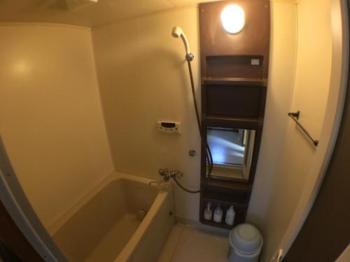 mała łazienka z wanną i prysznicem w obiekcie Arashiyama Bamboo Guest House w mieście Kioto