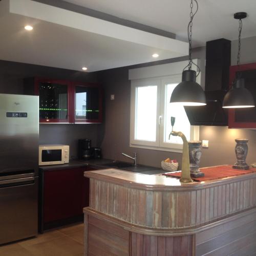 une cuisine avec une grande île au milieu dans l'établissement La Dolce Vita, à Jeuxey