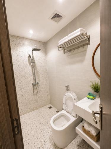 a bathroom with a toilet and a sink and a shower at U-ViVu Homestay Ocean Park 3 Hưng Yên in Ðình Loan