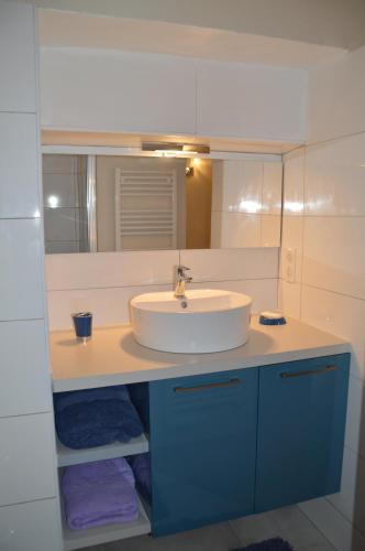 une salle de bain avec un lavabo et un miroir dans l'établissement maison corse en balagne, à Cateri