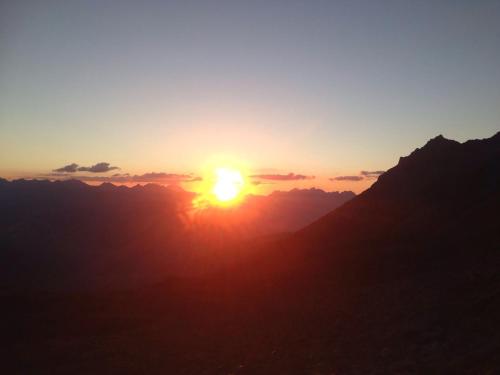 a sunset on the top of a mountain at Apart Lutz in Prutz