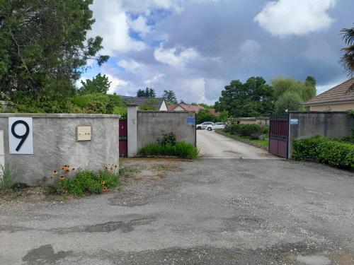 an empty street with a gate and a driveway at Studio Clos-Edeen in Tréclun