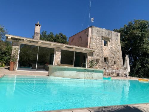 a large swimming pool in front of a building at Tenuta i rosoni in Cursi
