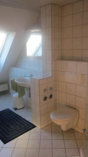 a bathroom with a toilet and a sink at Komfort Apartment 1 DG Jürgen Kunzi in Filderstadt