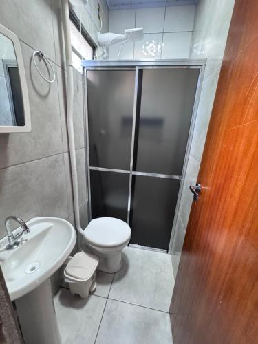 a bathroom with a shower and a toilet and a sink at Apartamento privado in Primavera do Leste