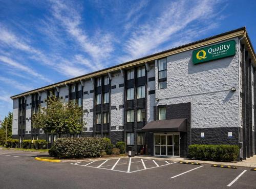 an image of an office building with a parking lot at Quality Inn & Suites Everett in Everett
