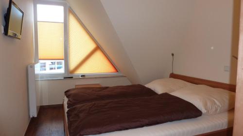 a bedroom with a bed and a window at Sonneneck in Norderney