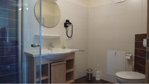 ノルダーナイにあるSonneneckのバスルーム(洗面台、トイレ、鏡付)