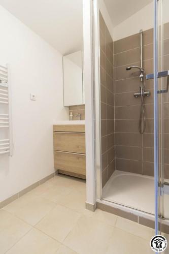 a bathroom with a shower and a sink at Le cerisier - château des varennes in Varennes