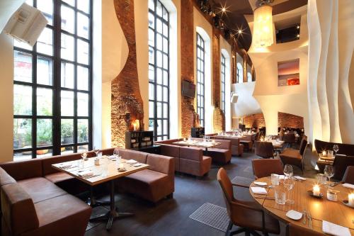 Un restaurant sau alt loc unde se poate mânca la east Hotel Hamburg