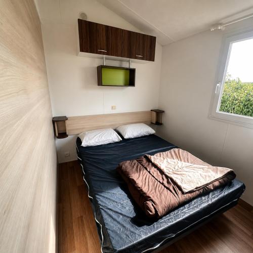 a small bedroom with a bed in a room at Blueportel Horizon L40 in Le Portel