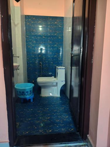 a bathroom with a toilet and a tub at Hotel Udaan Stay in Jaipur