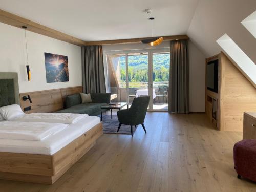 a bedroom with a bed and a living room at Gartenhotel & Weingut Pfeffel Dürnstein in Dürnstein