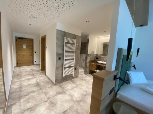 a large bathroom with a sink and a toilet at Gartenhotel & Weingut Pfeffel Dürnstein in Dürnstein